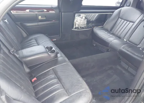 2004 Lincoln Town Car Executive z USA, uszkodzony, nr VIN 1L1FM81W54Y646963